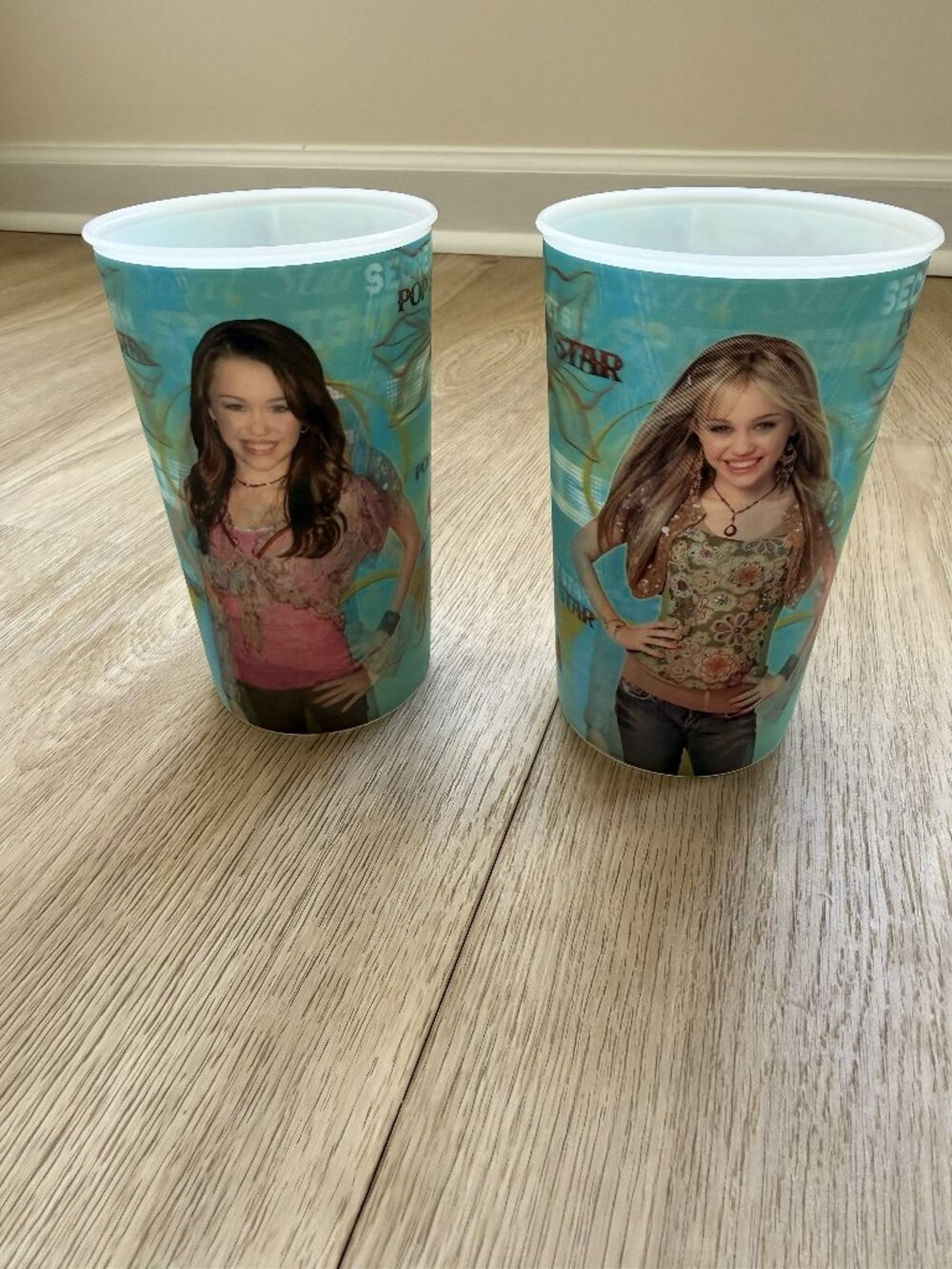 Set Of 2 Disney Miley Cyrus Hannah Montana Plastic Holographic Drinking Cup 2007